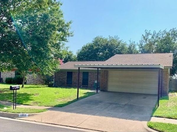 1301 N Knowles Drive, Saginaw, TX 76179