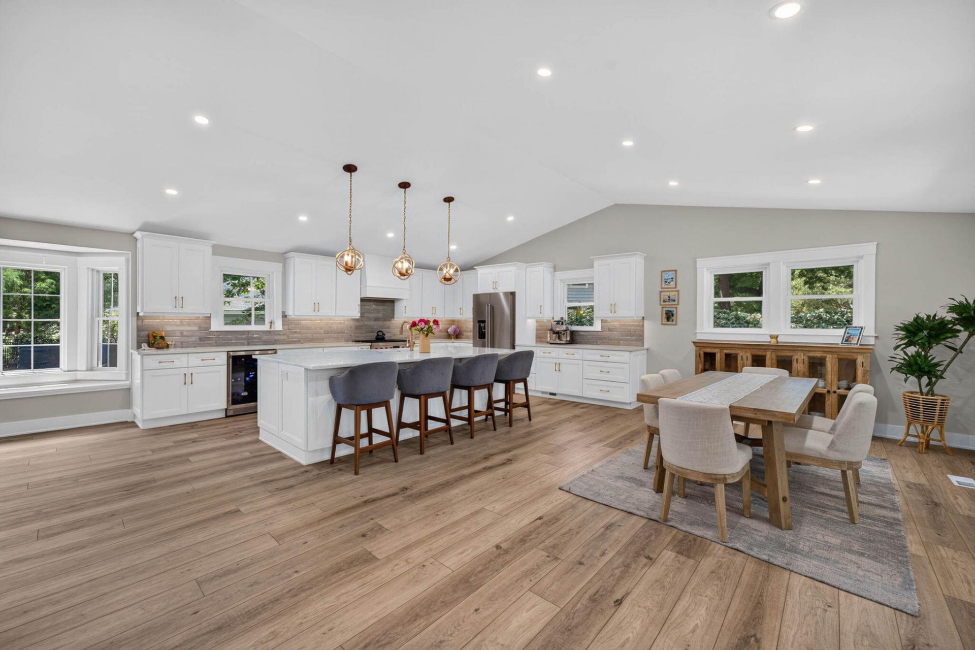 1055 Royalist Road Photo 4