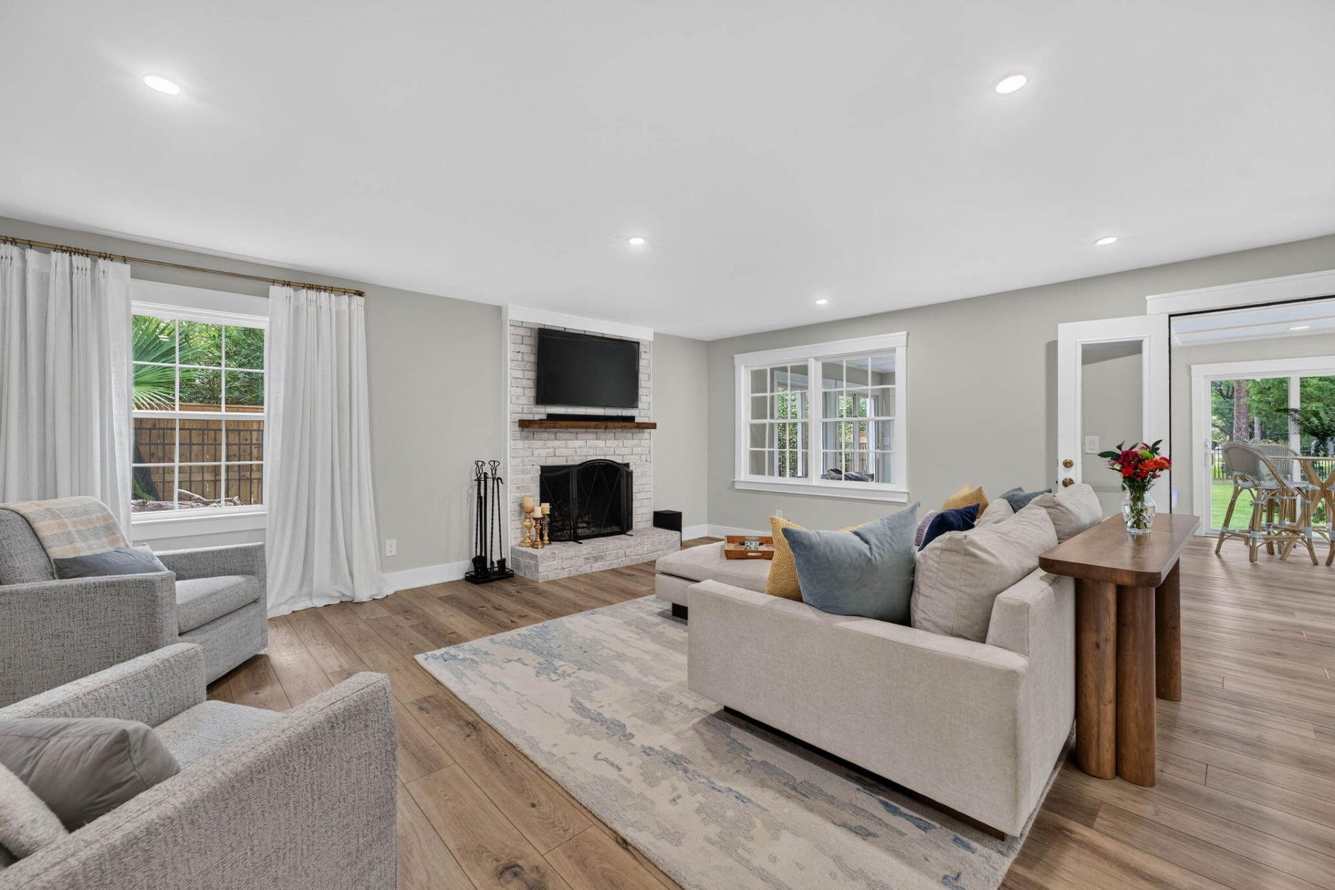 1055 Royalist Road Photo 43