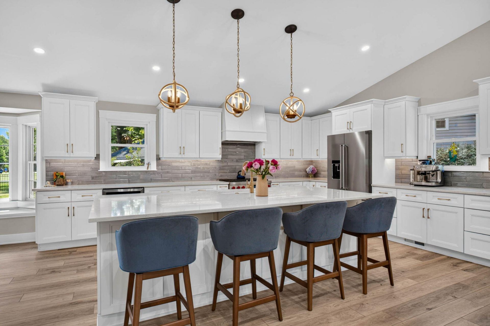 1055 Royalist Road Photo 5