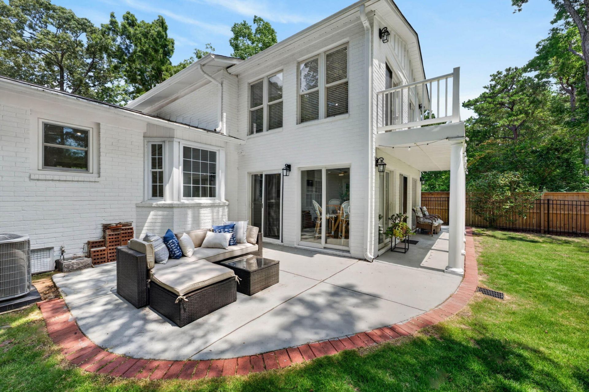 1055 Royalist Road Photo 56