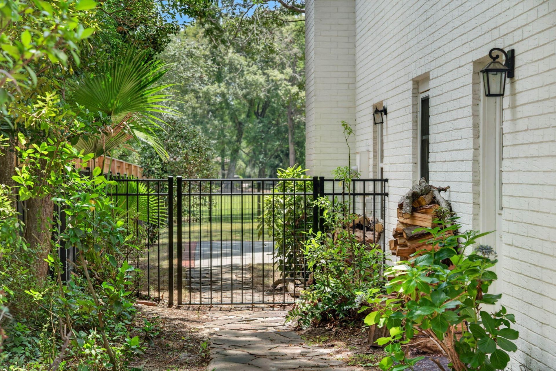 1055 Royalist Road Photo 60