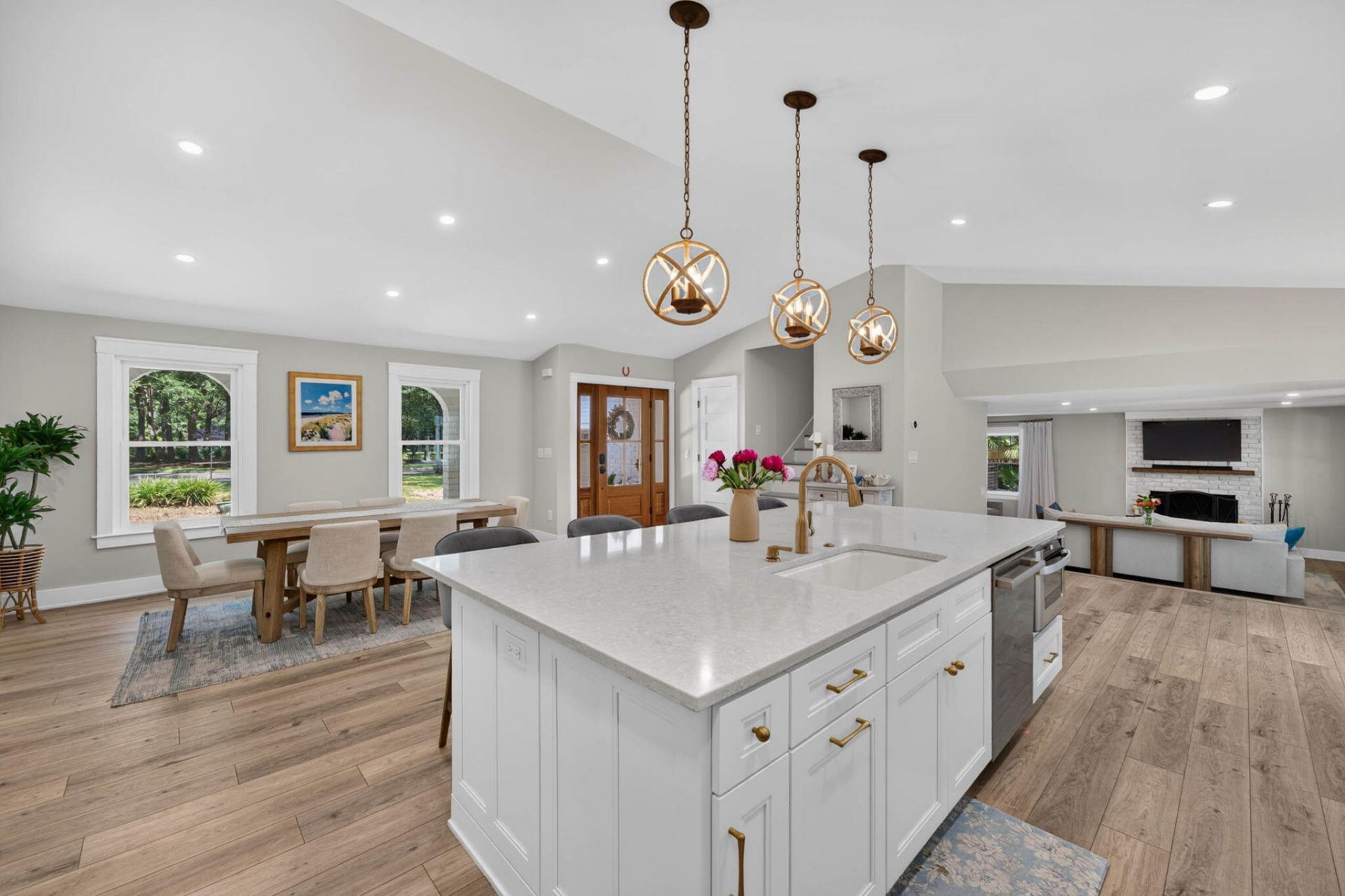 1055 Royalist Road Photo 9