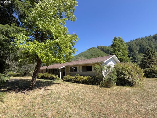 10082 LONE PINE LN, Myrtle Point, OR 97458