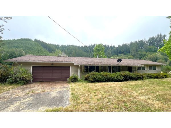 10082 LONE PINE LN, Myrtle Point, OR 97458