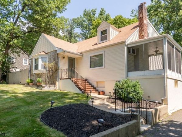 206 Mountain Pkwy, Green Brook, NJ 08812
