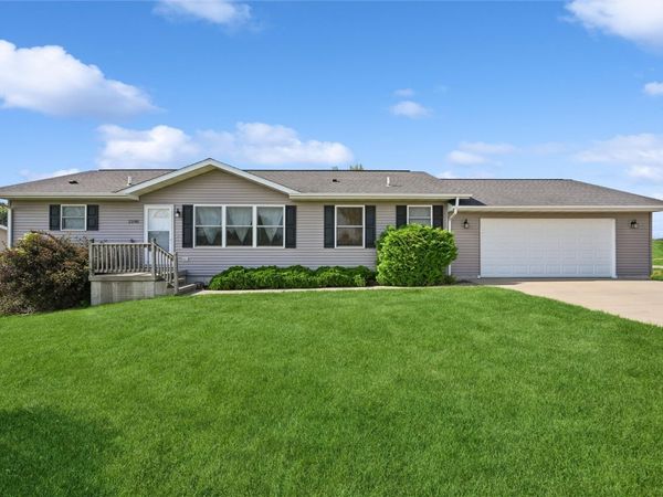 2590 Meadow View Drive , Urbana, IA 52345