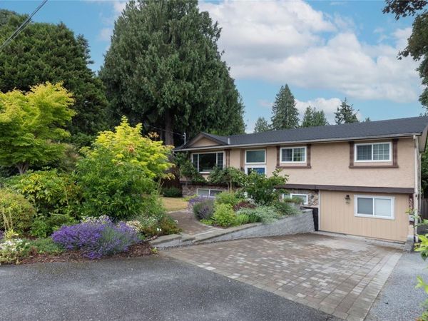 3040 Bay St , Nanaimo, BC V9T 3C6