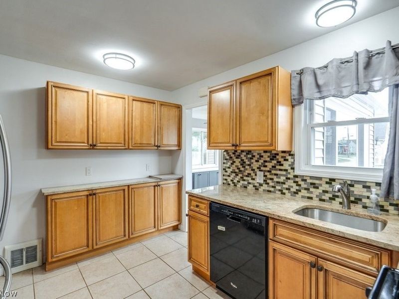 30000 Elgin Road, Wickliffe, OH 44092 Photo 4