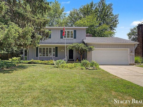 2136 Rolling Hills Drive SE, Grand Rapids, MI 49546