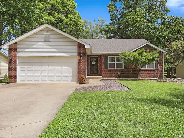 28 S Meadow Lane, Glen Carbon, IL 62034