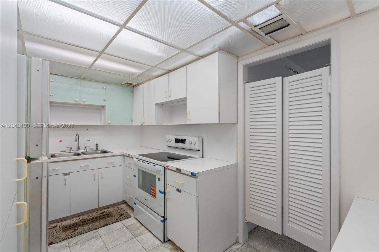 5005 Collins Ave , Unit 509, Miami Beach, FL 33140 Photo