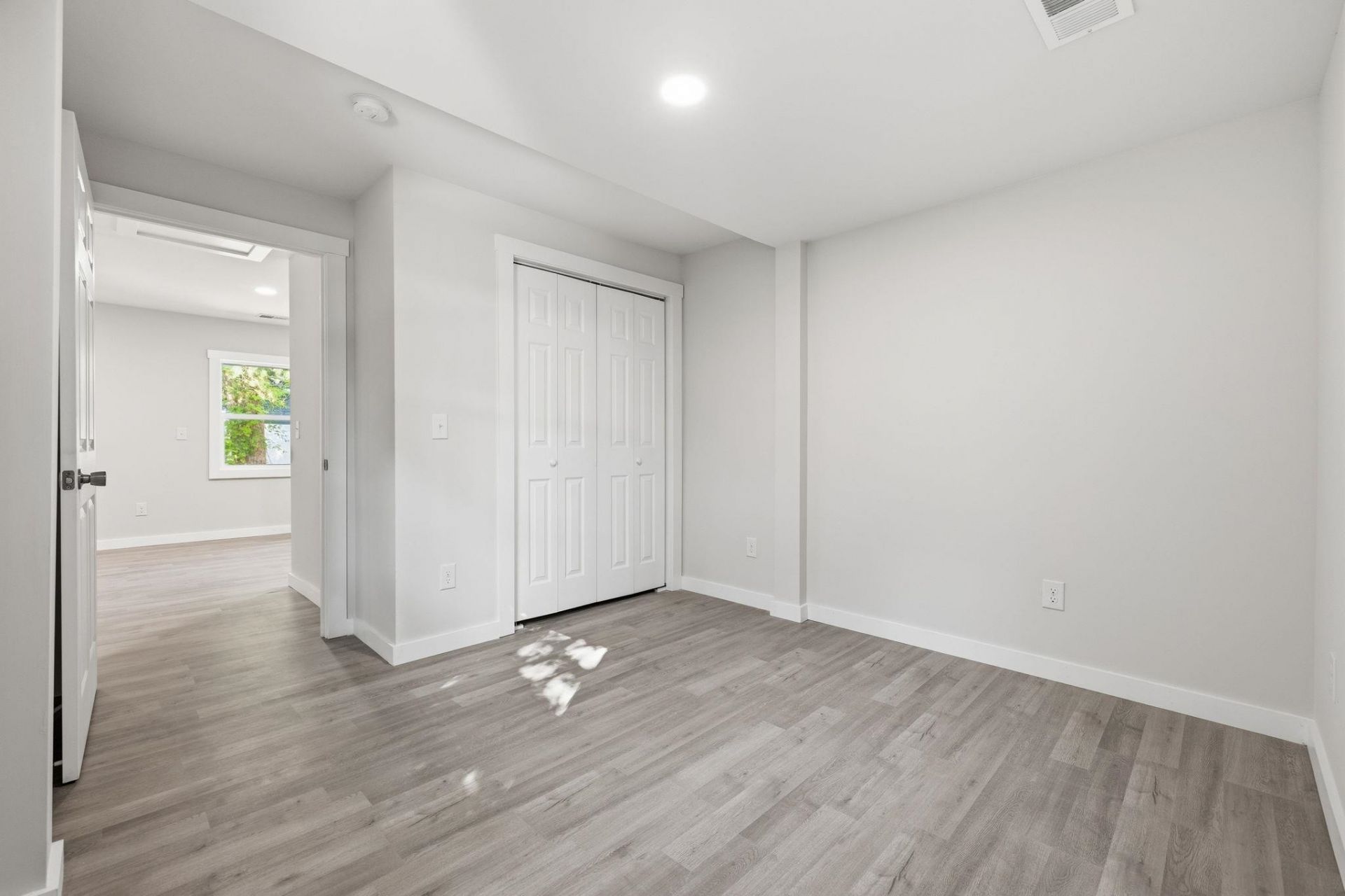 1744 John St.  Photo 16