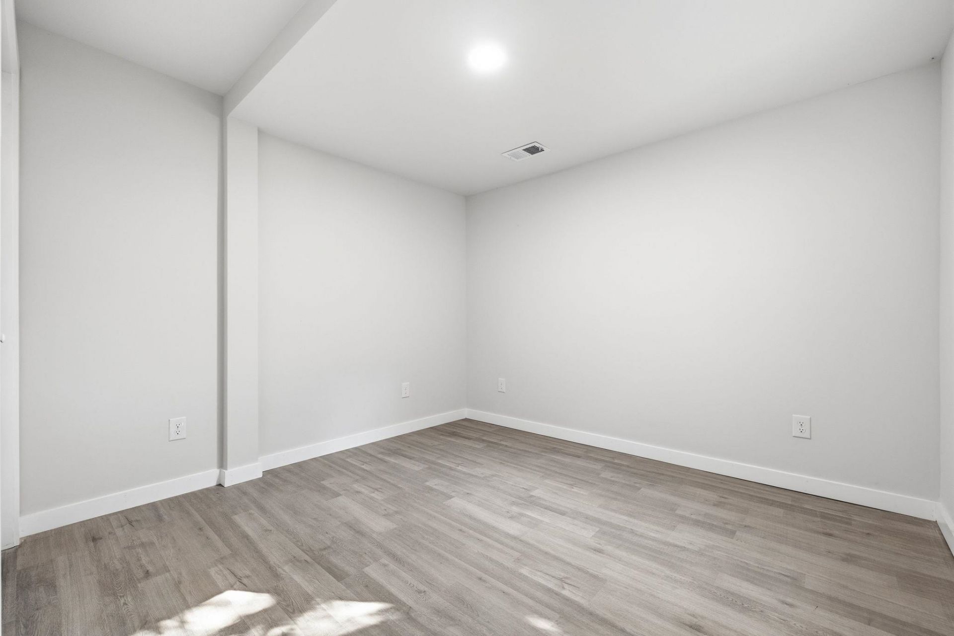 1744 John St.  Photo 17