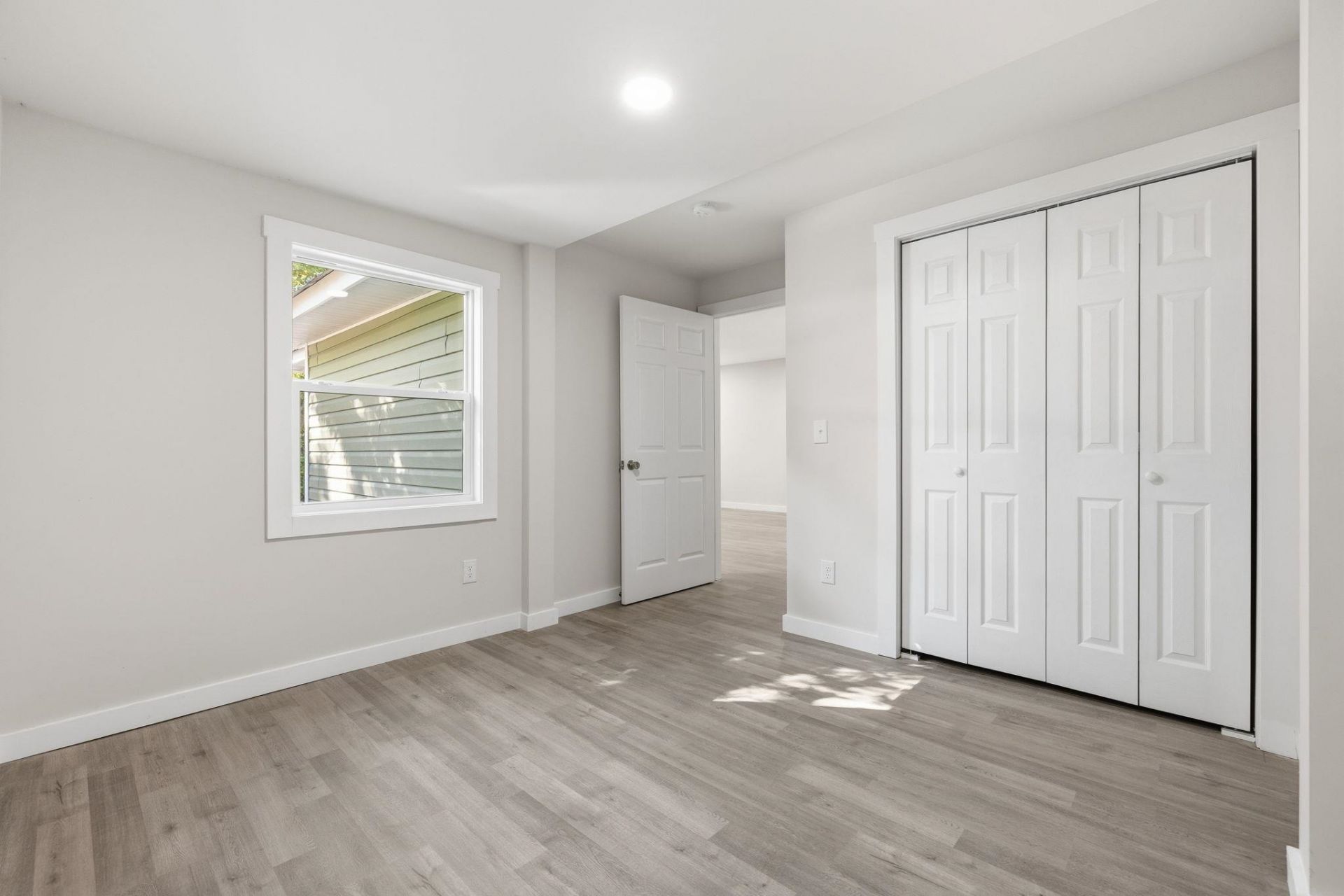 1744 John St.  Photo 18