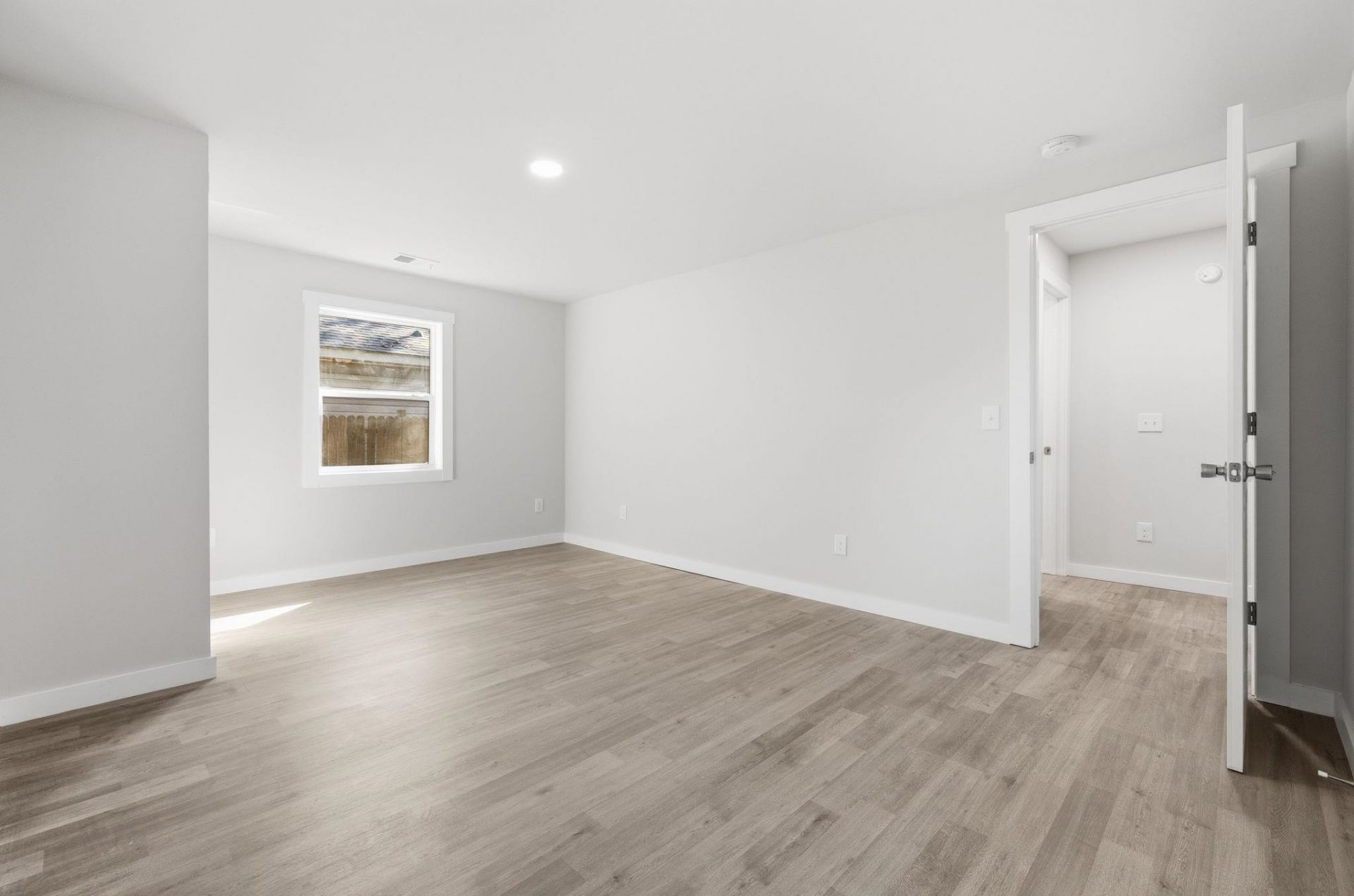 1744 John St.  Photo 20