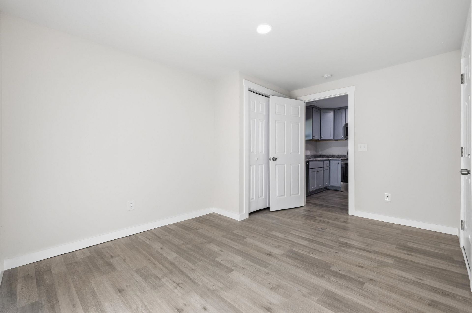 1744 John St.  Photo 21