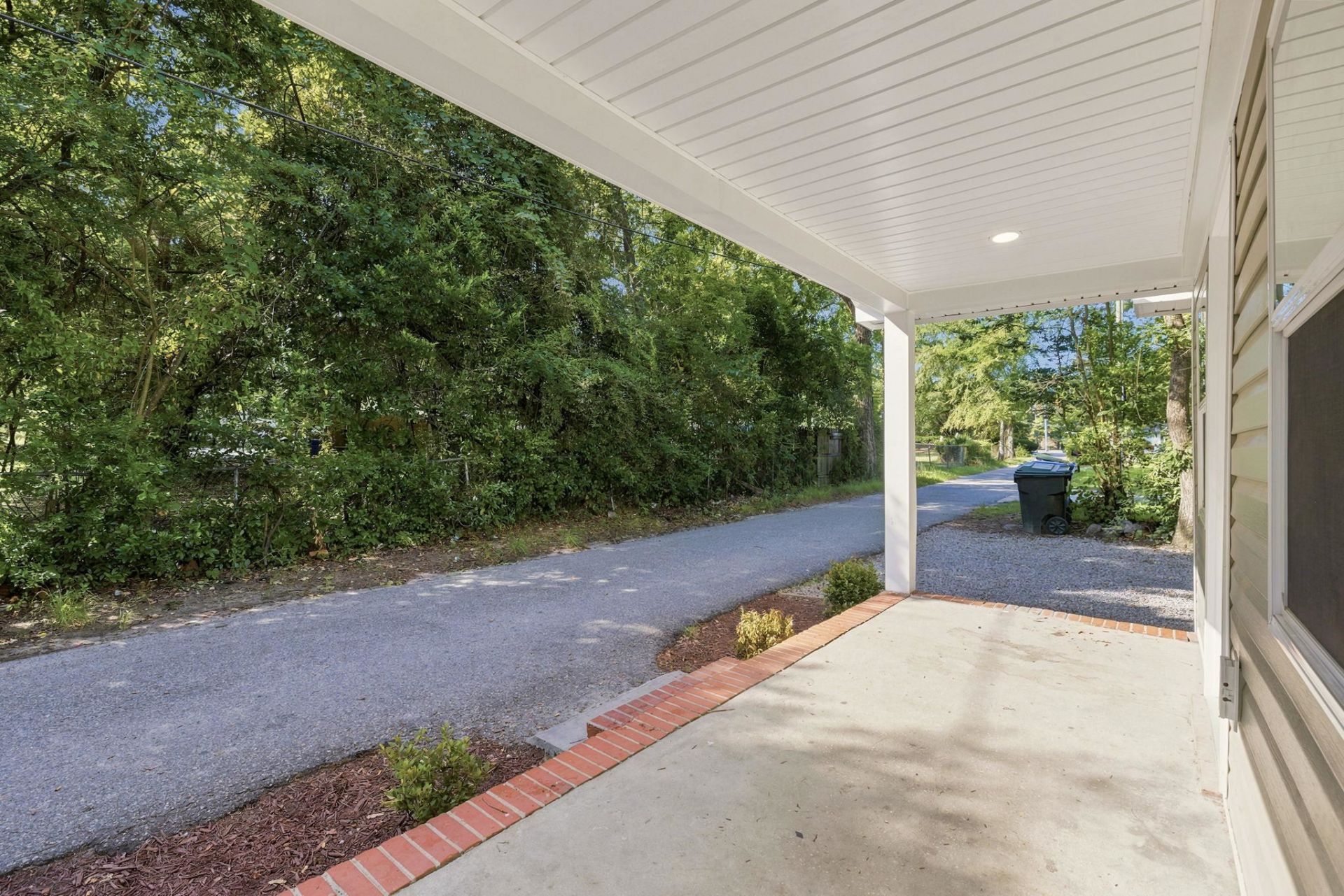 1744 John St.  Photo 4
