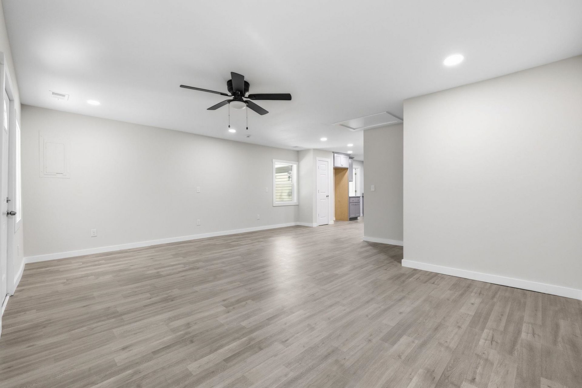 1744 John St.  Photo 6