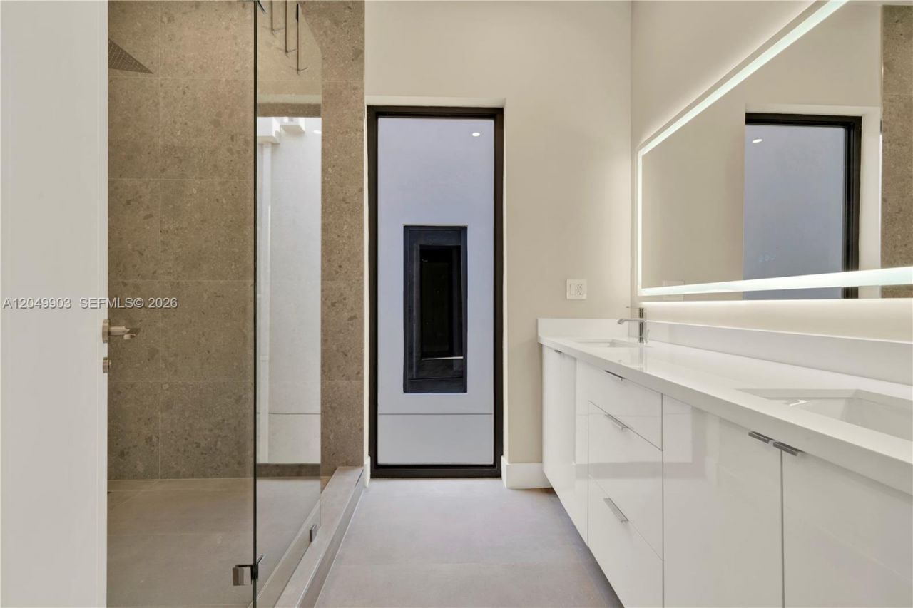 2889 SW 35th Ave , Unit 2889, Miami, FL 33133 Photo