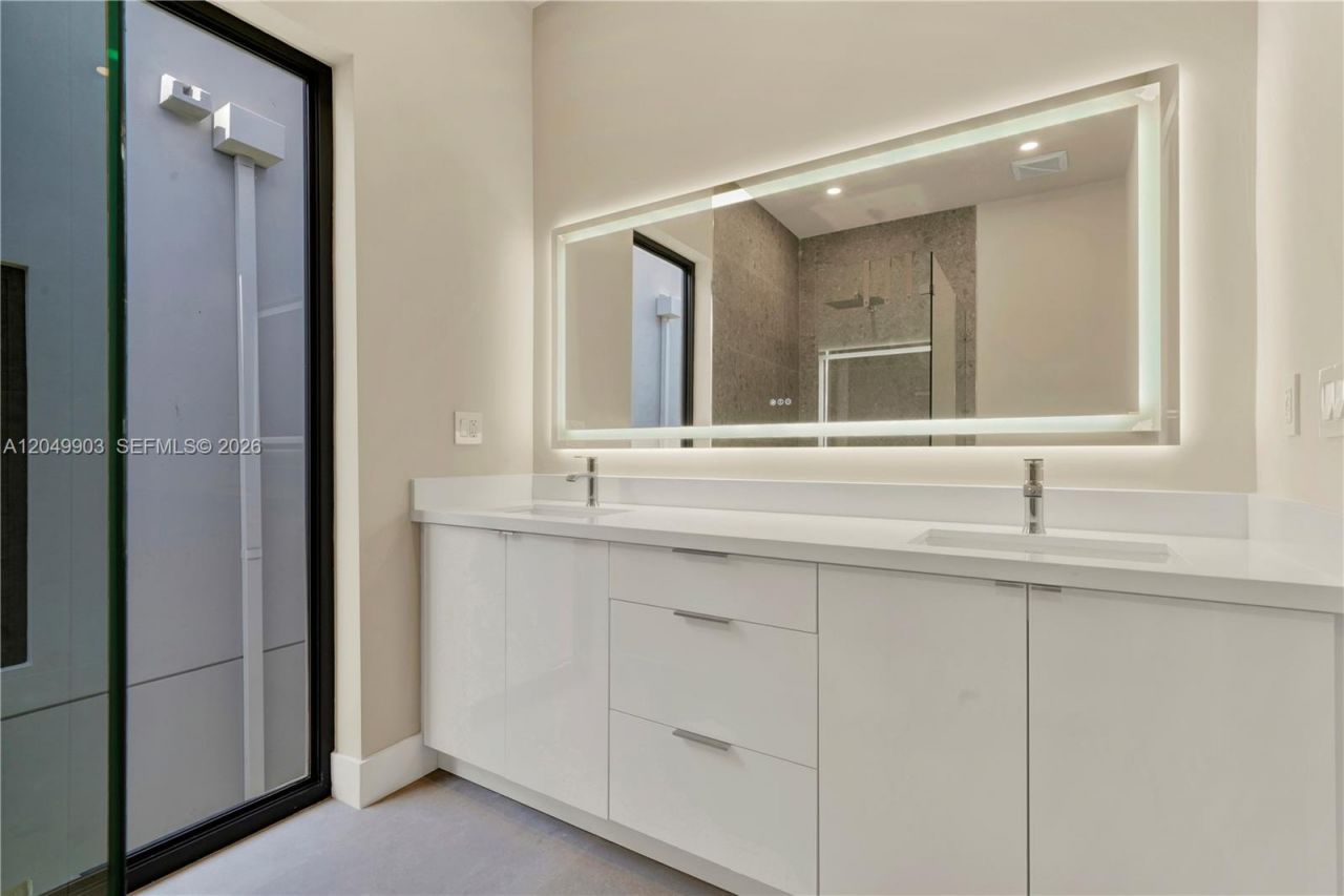 2889 SW 35th Ave , Unit 2889, Miami, FL 33133 Photo