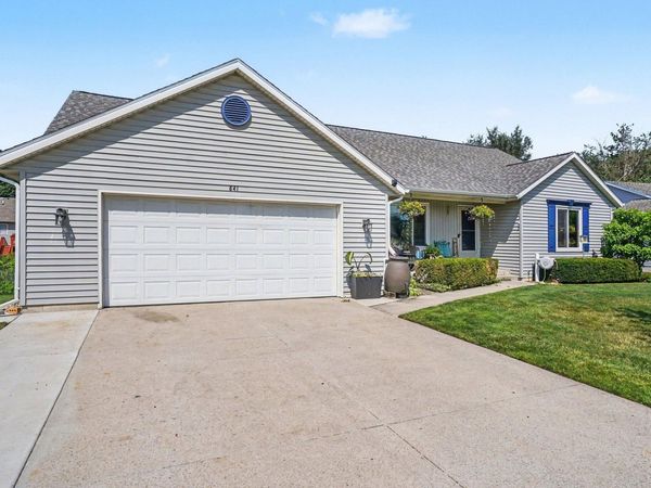 641 Ridgefield Drive, Coopersville, MI 49404