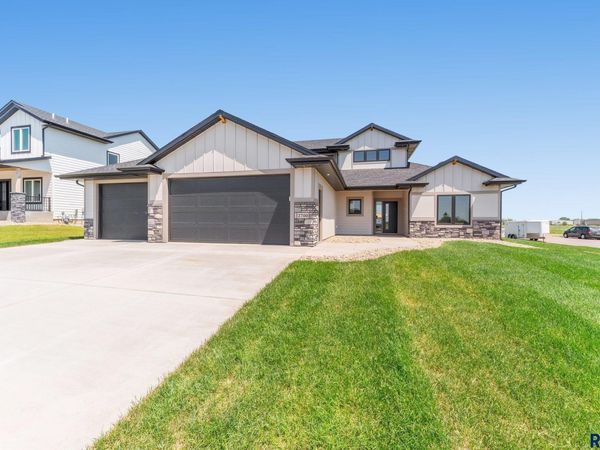 2700 N Sylvan Cir, Tea, SD 57064