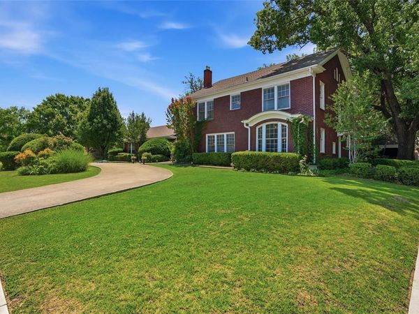 221 W 5th Street, Bonham, TX 75418