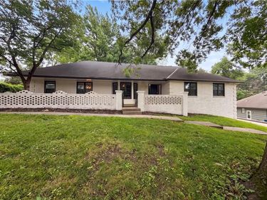 4321 NW Briarcliff Lane, Kansas City, MO 64116
