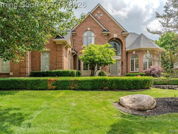 819 Majestic Drive, Rochester Hills, MI 48306