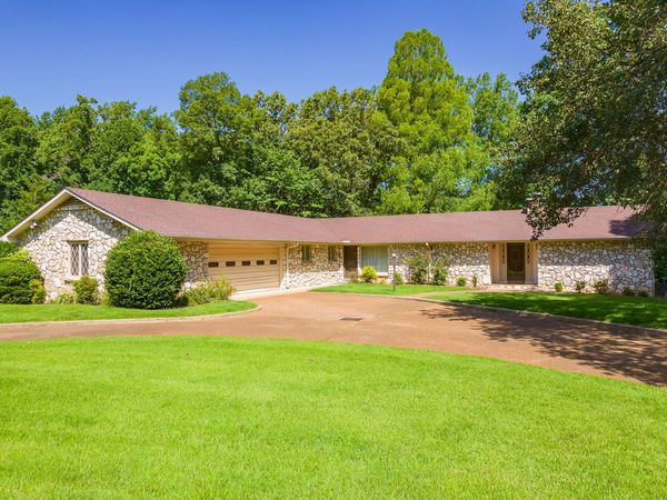 215 Eastern Shores Dr , Lexington, TN 38351