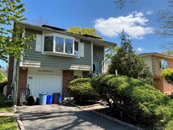 537 Lakeway Drive , West Babylon, NY 11704