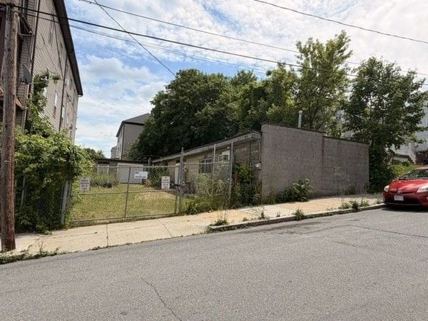 146 Lonsdale St, Fall River, MA 02721