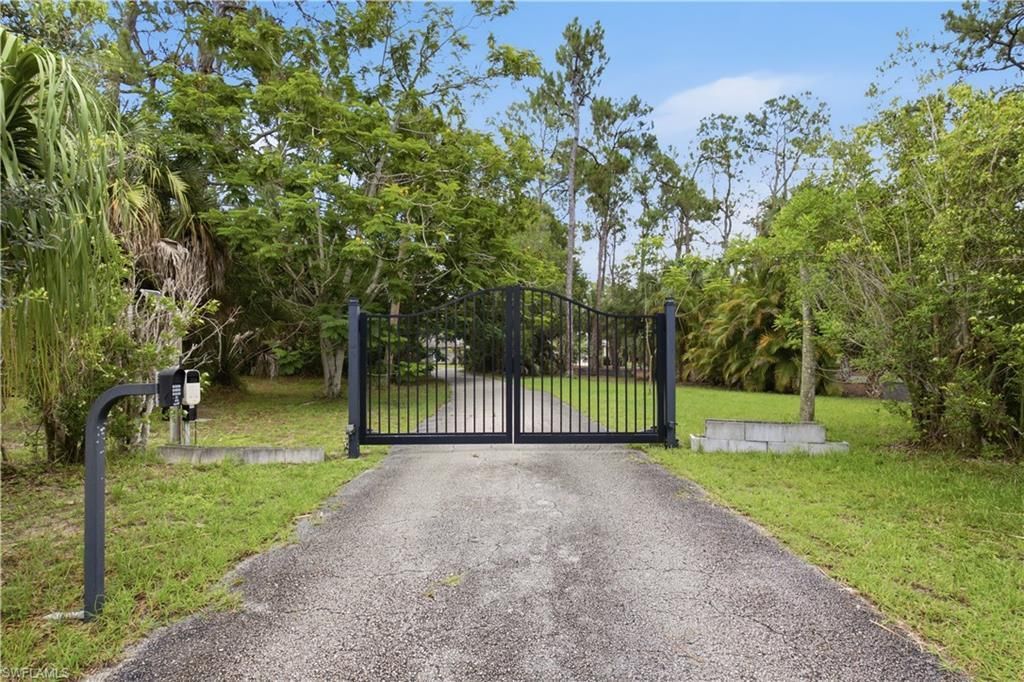 150 Logan Blvd N, Naples, FL 34119 Photo