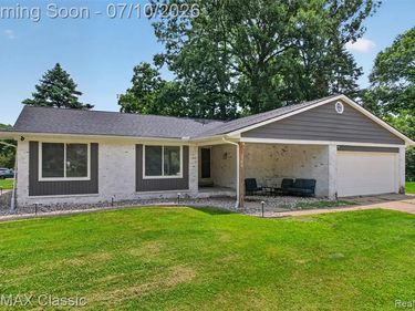 748 Randall Drive, Troy, MI 48085
