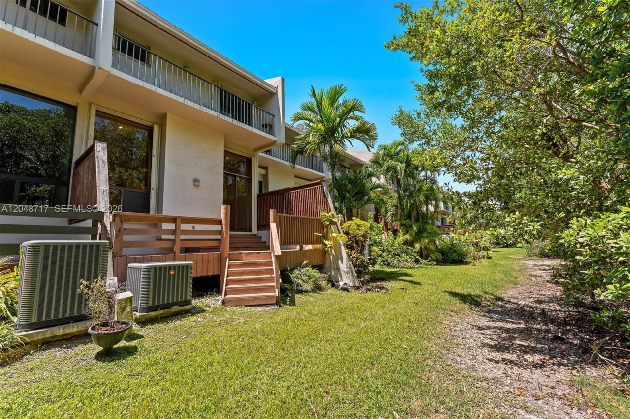 2525 NE 135th St , North Miami, FL 33181 Photo