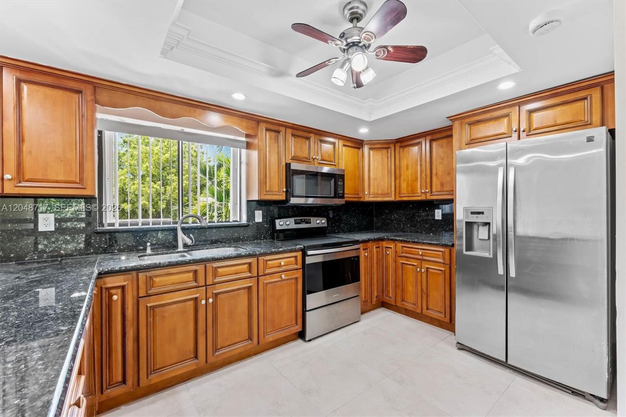 2525 NE 135th St , North Miami, FL 33181 Photo