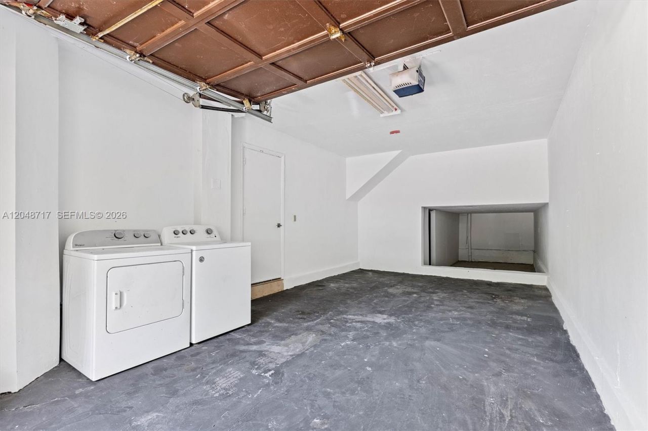 2525 NE 135th St , North Miami, FL 33181 Photo