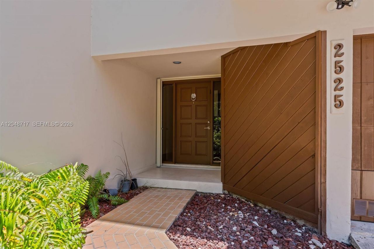 2525 NE 135th St , North Miami, FL 33181 Photo
