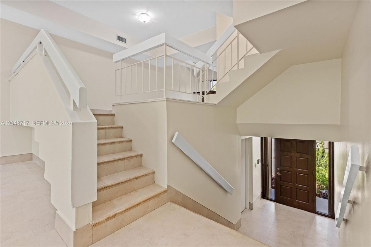 2525 NE 135th St , North Miami, FL 33181 Photo