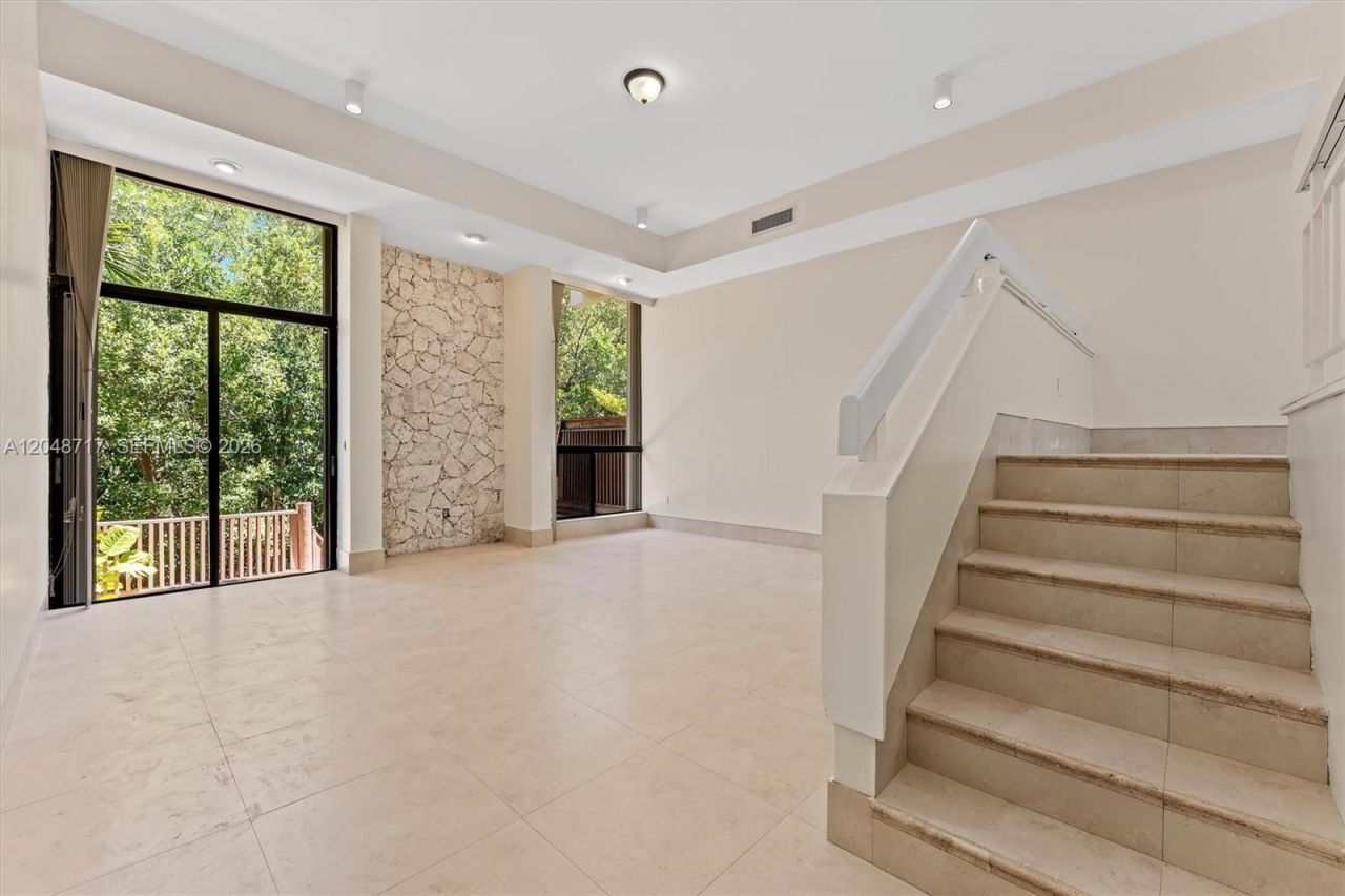 2525 NE 135th St , North Miami, FL 33181 Photo