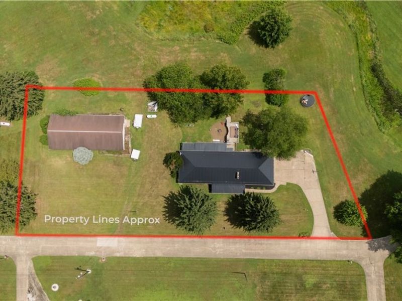 6091 Mills Drive SE, Uhrichsville, OH 44683 Photo 2