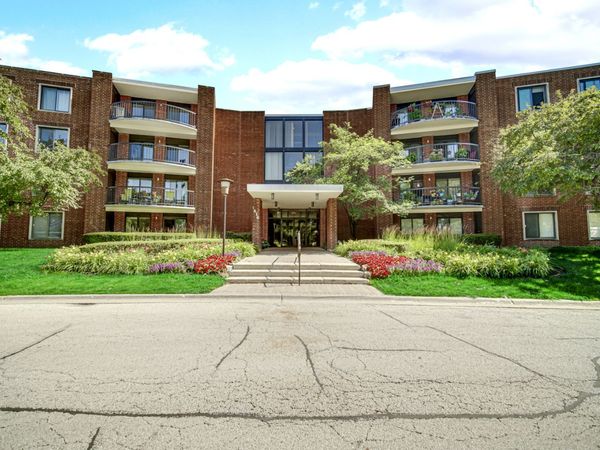 1415 E Central Road NE, Unit 305A, Arlington Heights, IL 60005