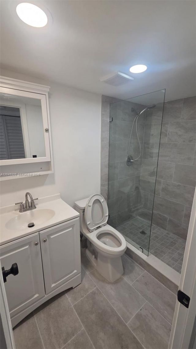 7125 NW 186th St , Unit B201, Hialeah, FL 33015 Photo