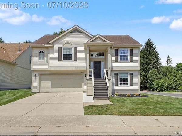 6400 Lake Meadow Drive, Waterford Twp, MI 48327