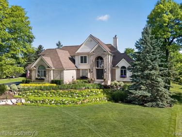 9880 Boulder Court, Springfield Twp, MI 48350