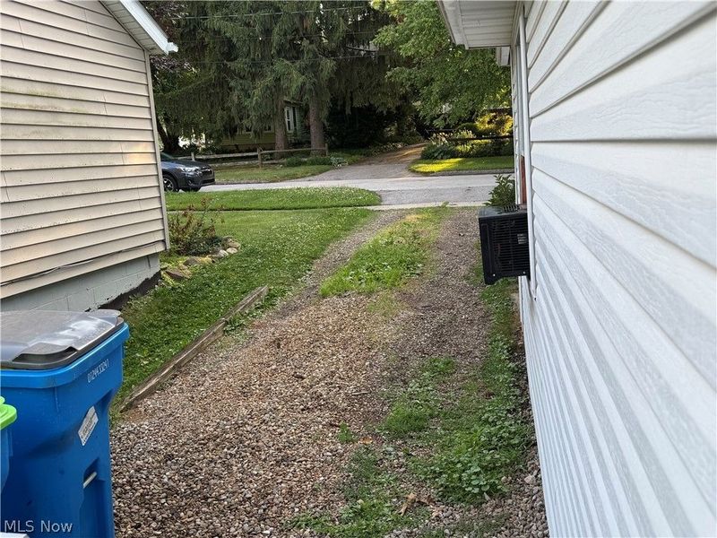 14537 Hickox Street, Burton, OH 44021 Photo 7