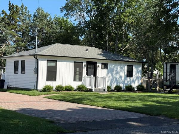 16 Winnie Road, Center Moriches, NY 11934