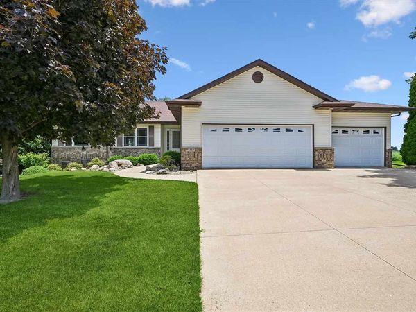452 Sunset Drive, Fairfax, IA 52228