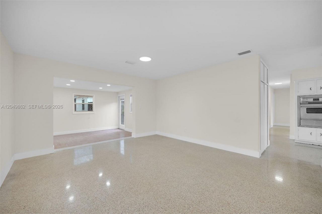 1380 W 60th Ter , Hialeah, FL 33012 Photo
